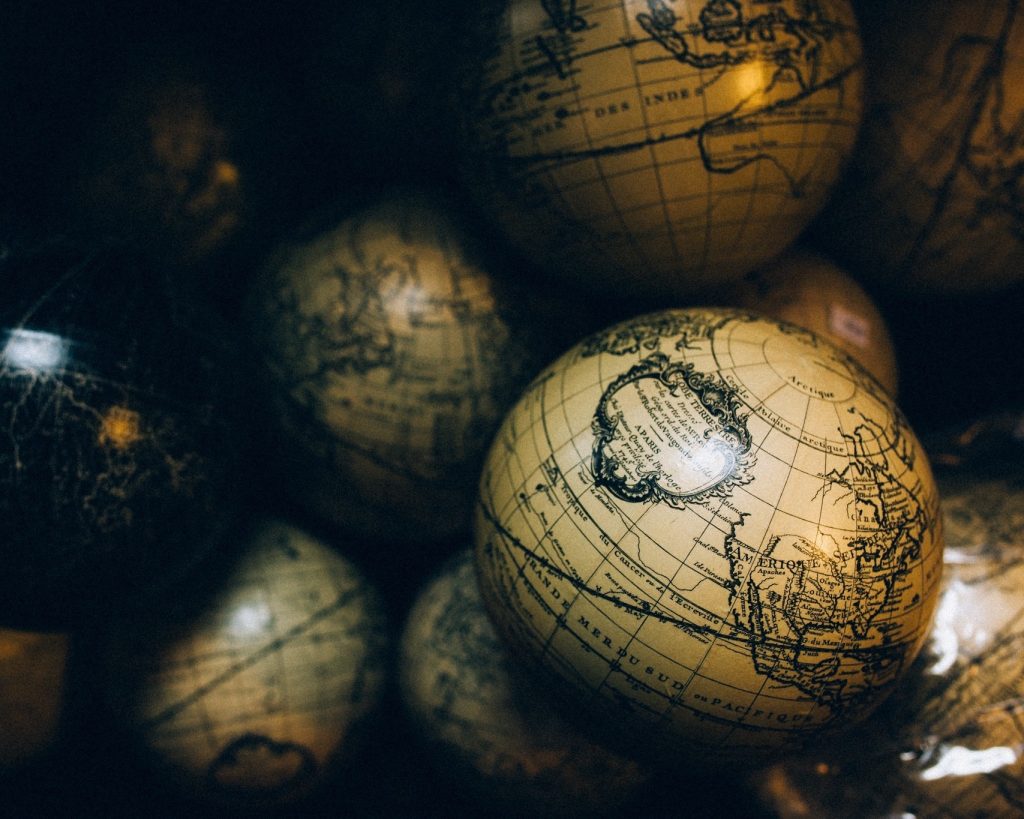 What is the difference between a layover and a stopover