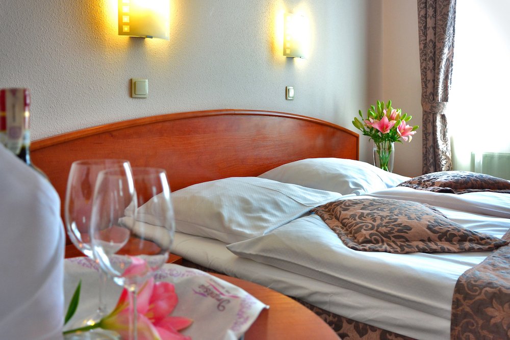 Best Rate Guarantees can save you hundreds of dollars on hotel rooms Best Rate Guarantees can save you hundreds of dollars on hotel rooms