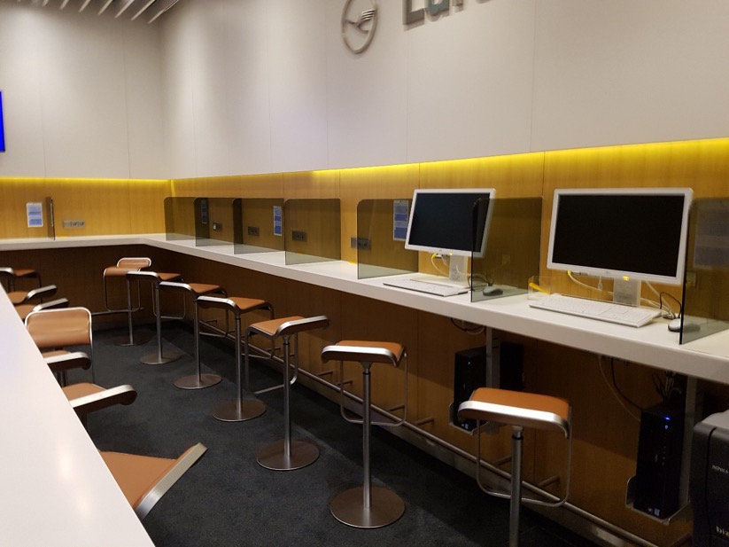 Lufthansa Lounge Workstations