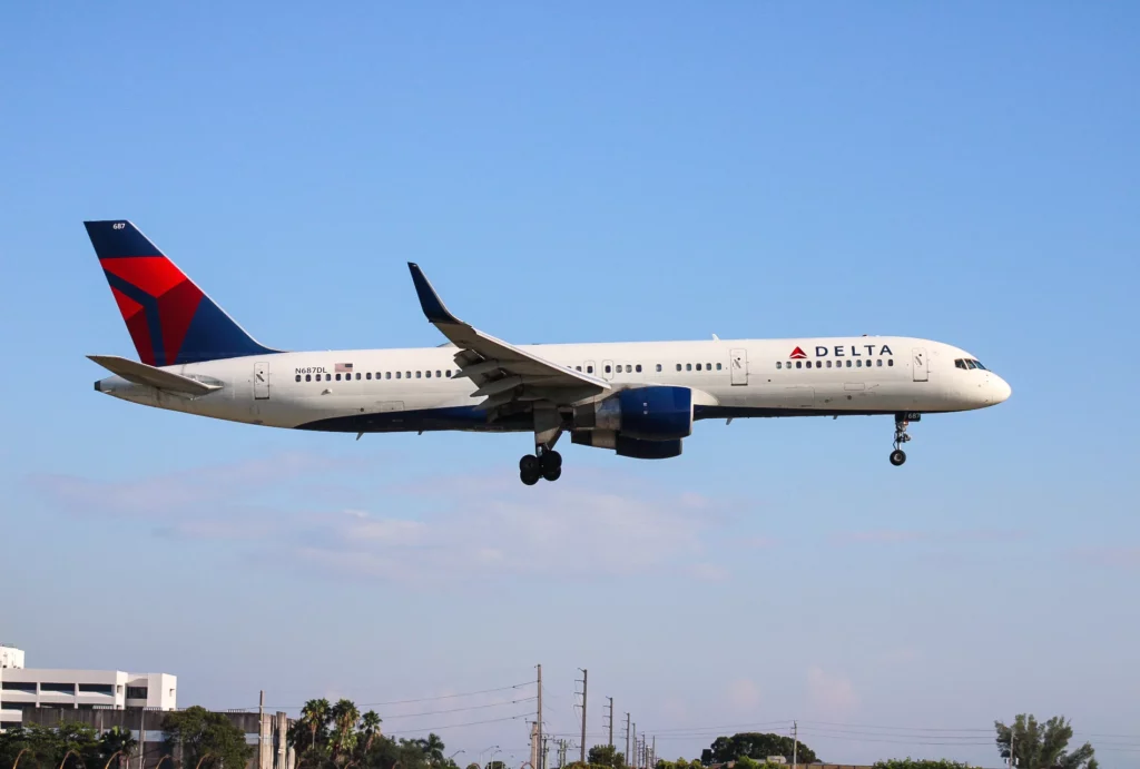 a Delta plane coming in for a landing