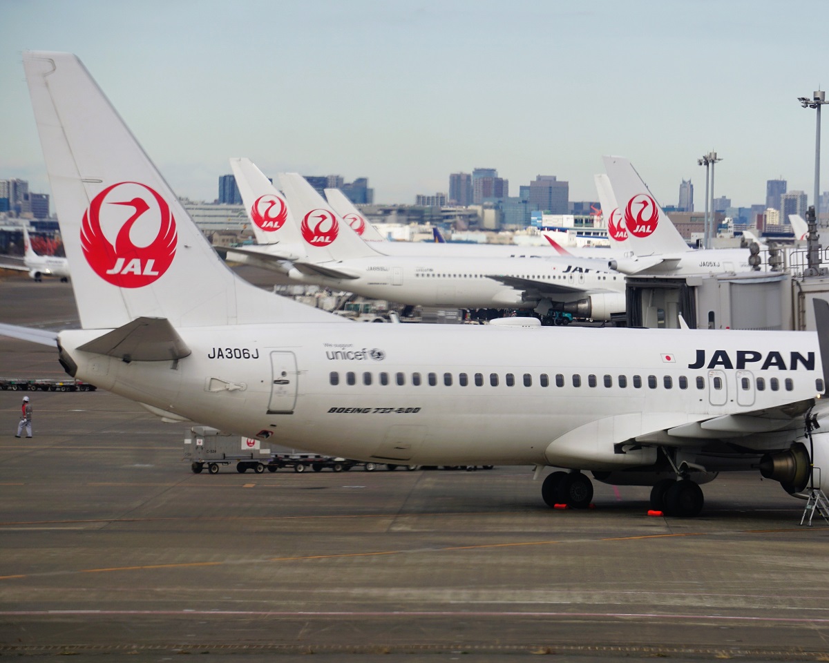JAL airplanes at the gate