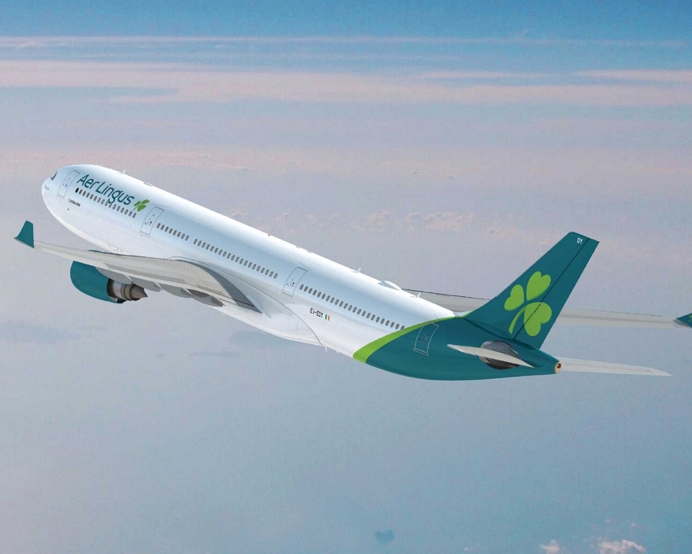 an Aer Lingus plane in flight