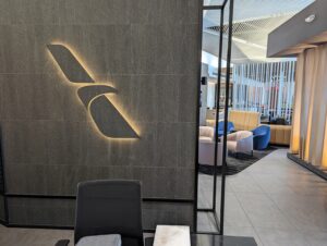 Admirals-Club-Newark-desk-logo-300x226
