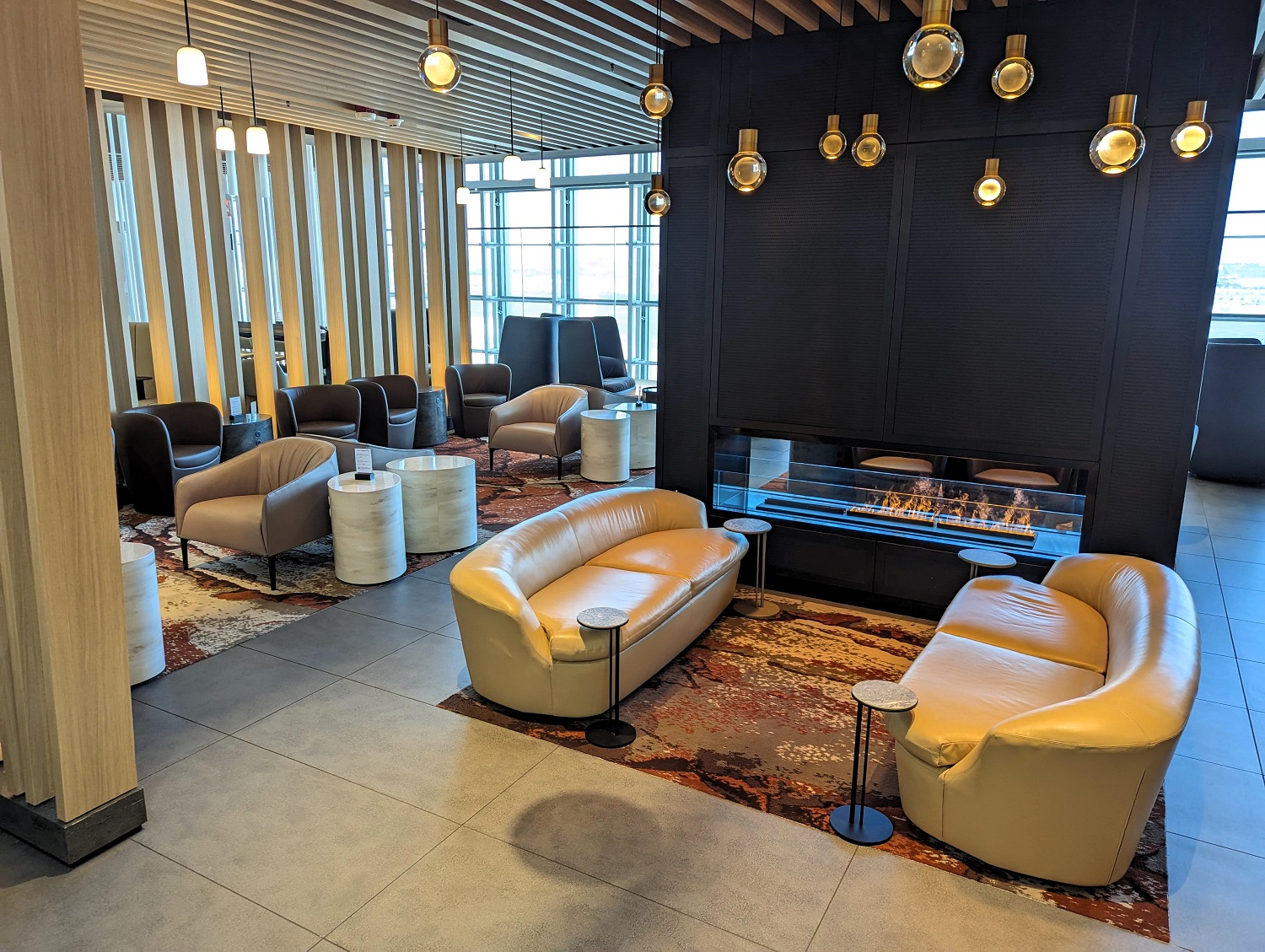 Photo of the American Airlines Admirals Club in Newark