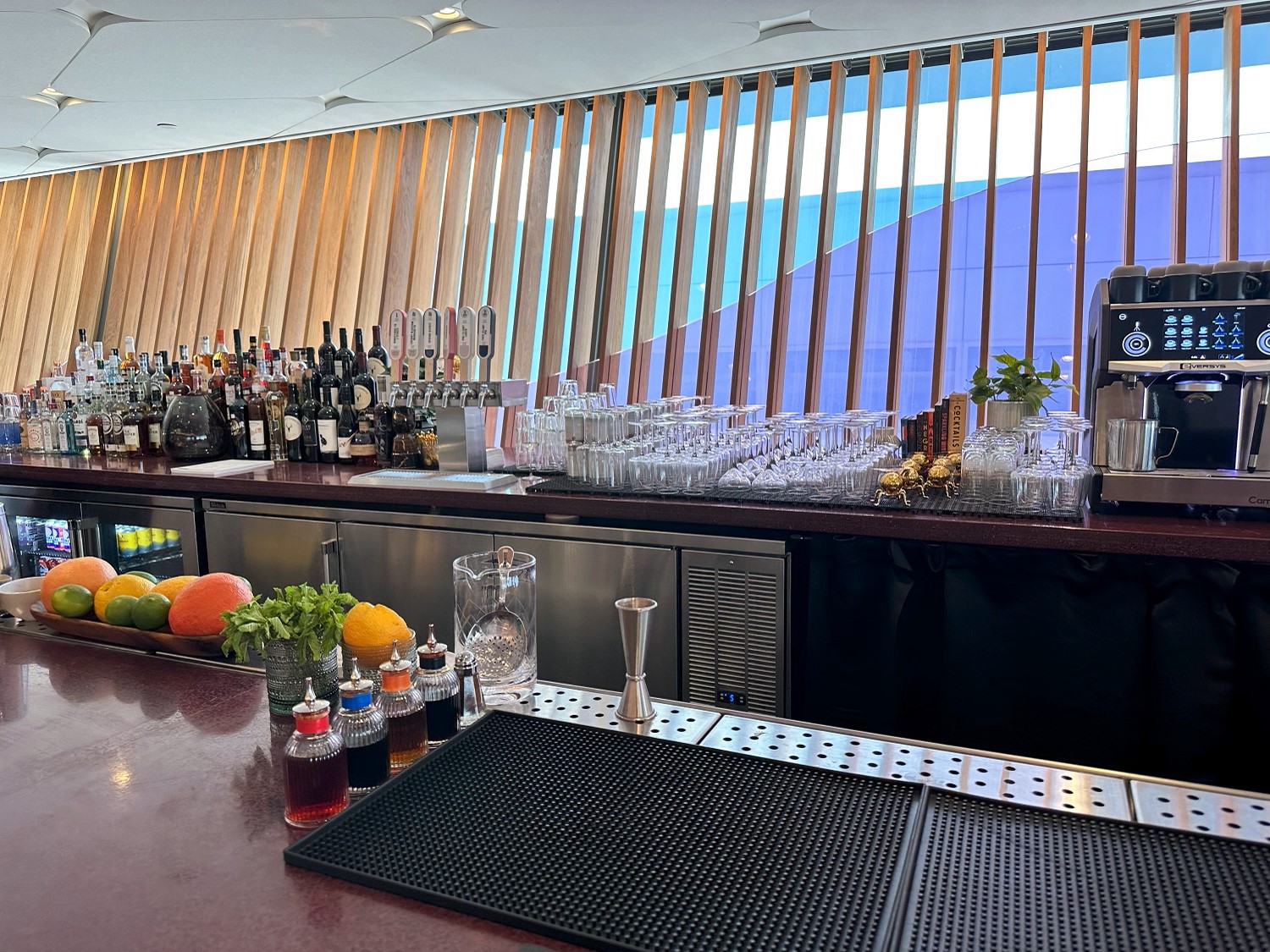 The bar at the Capital One Lounge at Washington-Dulles
