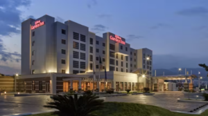 The outside of the Hilton Garden Inn Tuxtla Gutierrez at dusk.