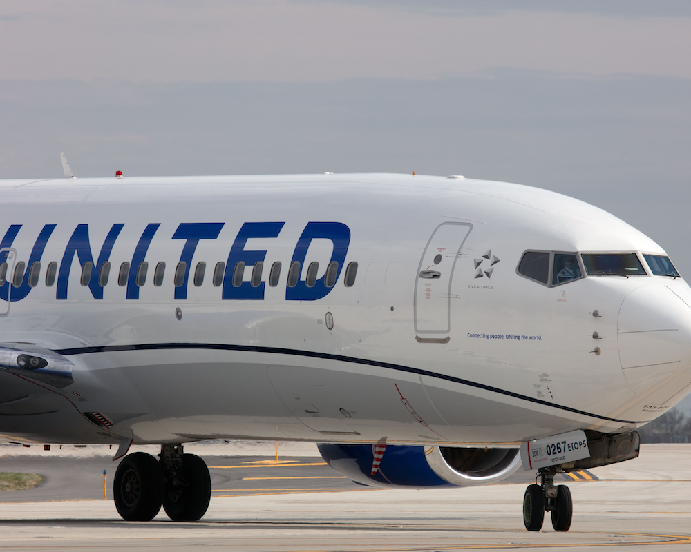 United Airlines B737-8 plane taxiing