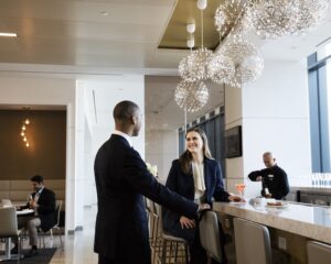 2 people talk at the bar in the United Club lounge at San Francisco (SFO)