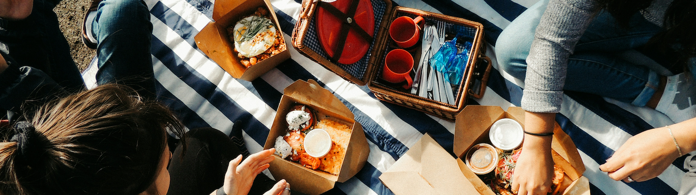Credit Cards That Offer Free Food, Dining Credits, and Takeout Perks