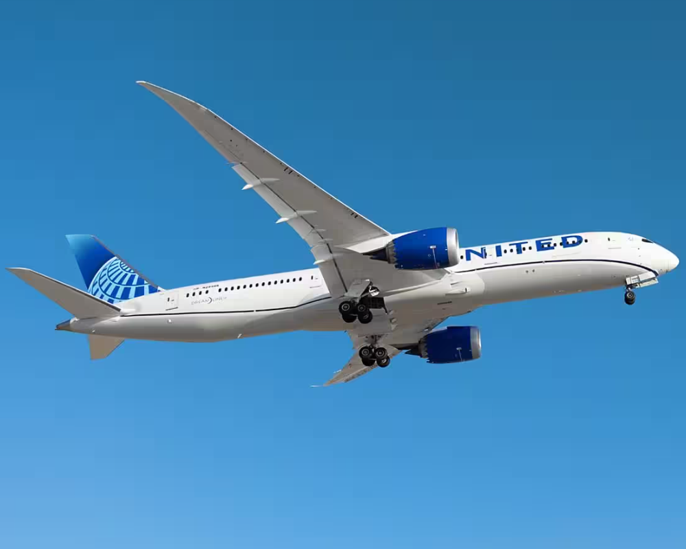 United Airlines Boeing 787 plane in flight