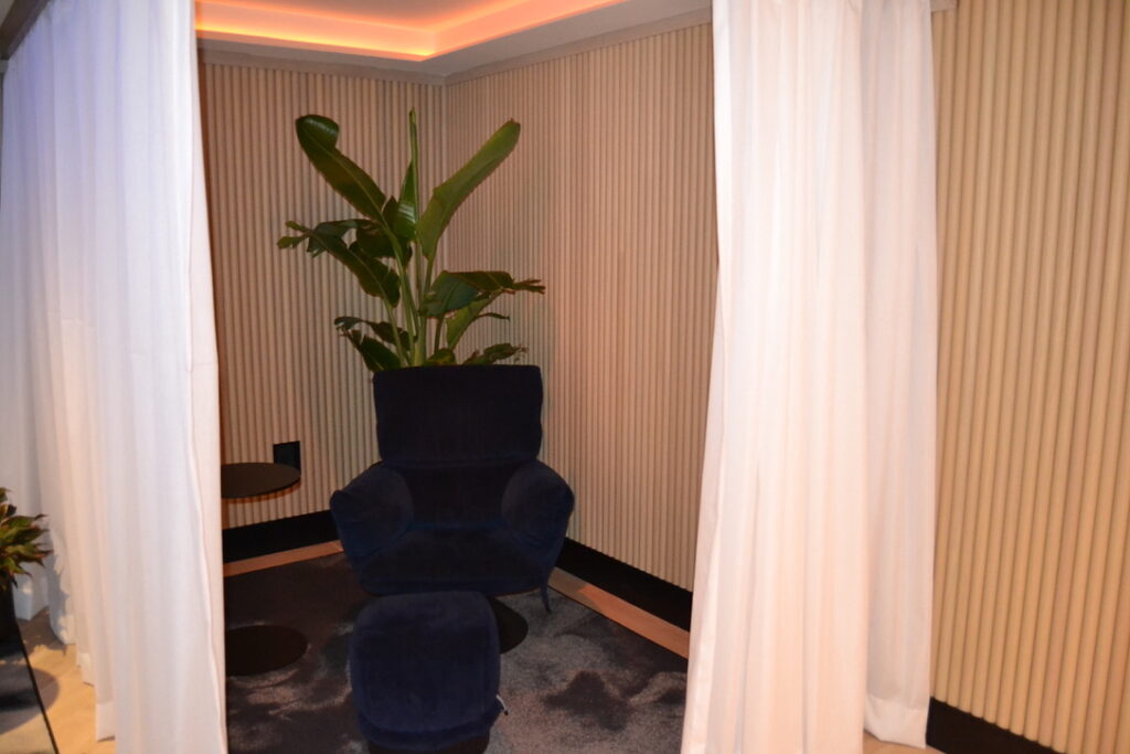 relaxation areas with closable curtains