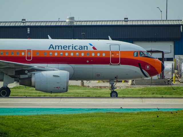 American Airlines A319 in the retro "smiley face" PSA livery.