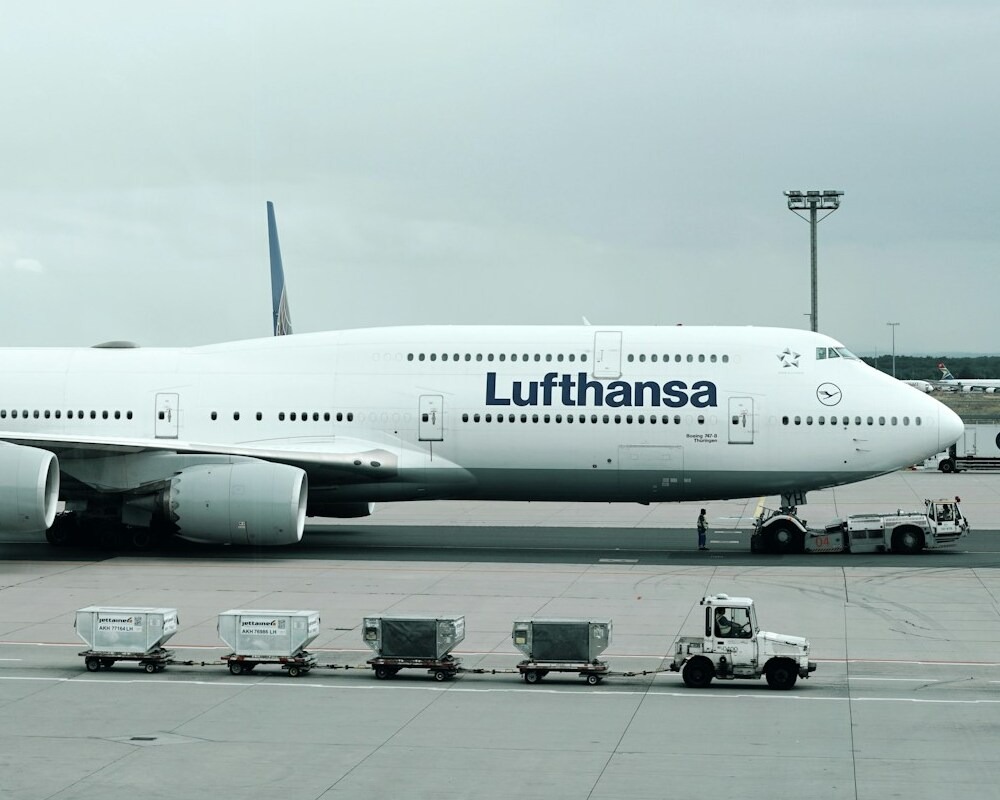 Lufthansa 747 side profile.