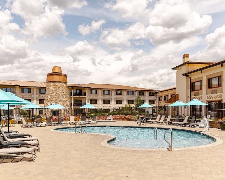 the pool and lounge chairs at the Squire Resort at the Grand Canyon Best Western Signature Collection