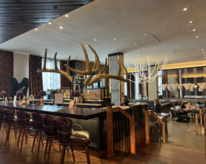 a lobby bar and restaurant in a fancy hotel