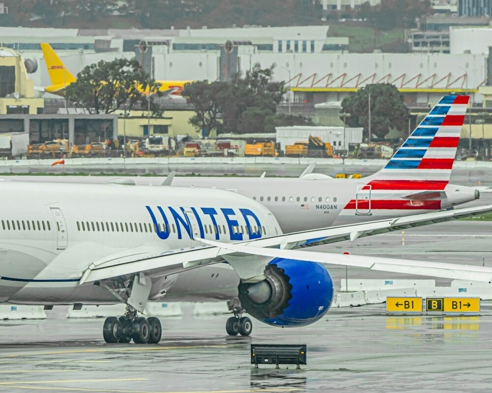 United 787 taxiing in front of an American Airlines A320 jet