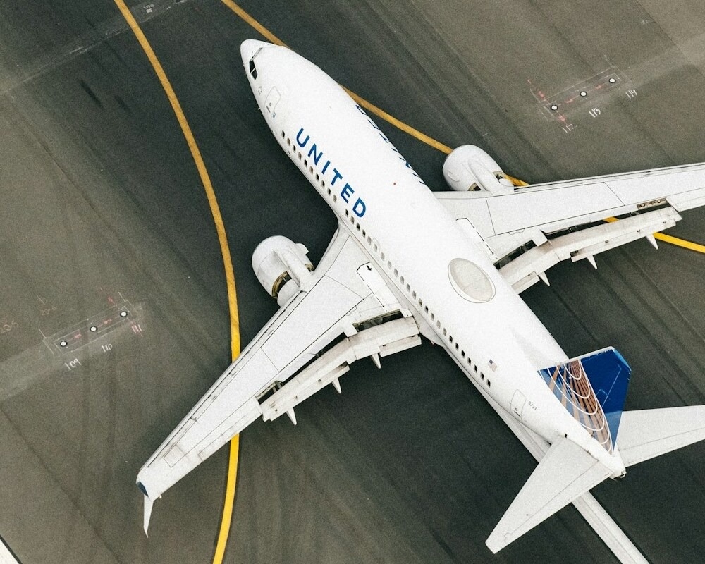 Aerial photo of a United Airlines 737.