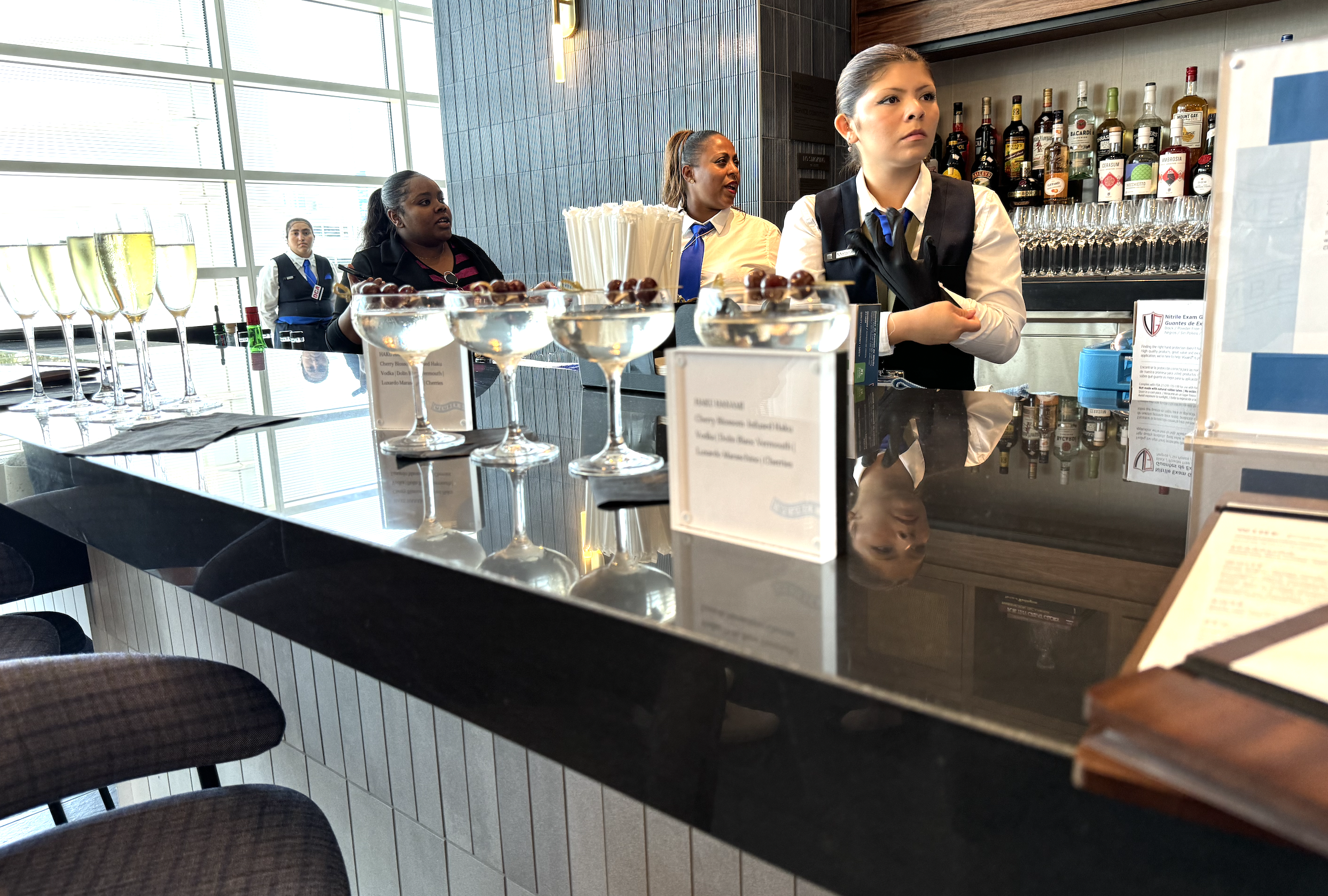 Bar and bartenders at the DCA Centurion Lounge