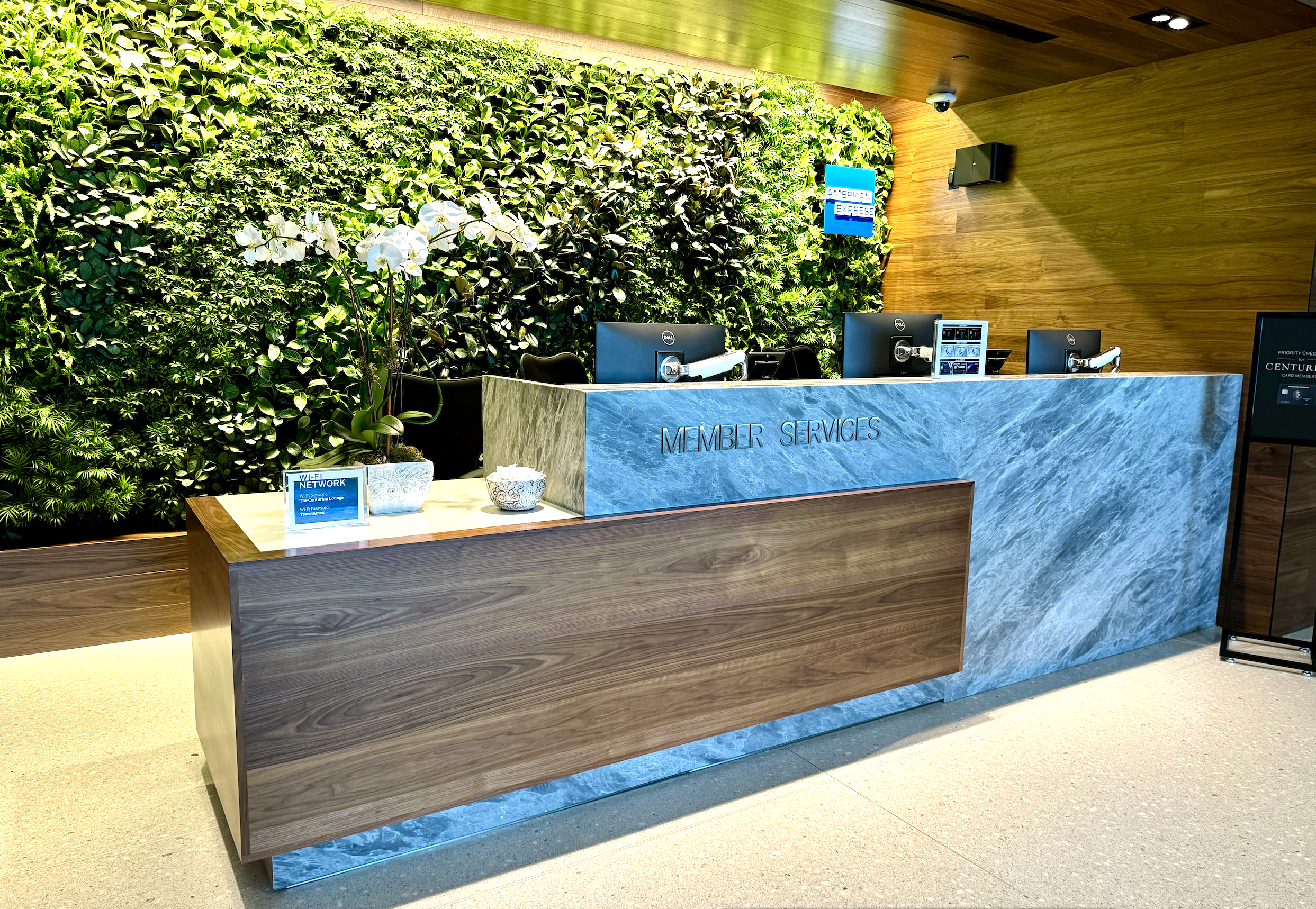 DCA Centurion Lounge front desk