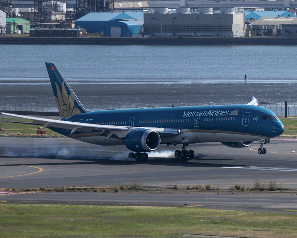 Vietnam Airlines 787 landing in Tokyo (HND).