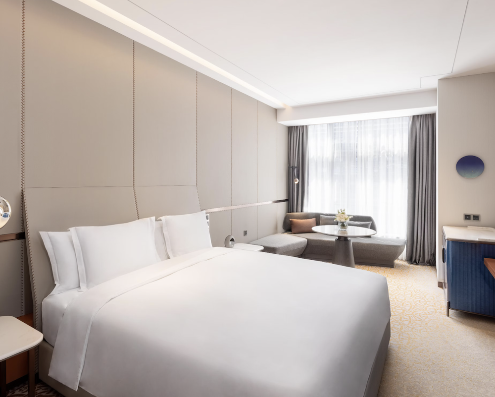 Bedroom at the Crowne Plaza Qingdao Jinshui.