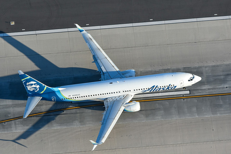 Alaska Airlines B737 taking off at LAX