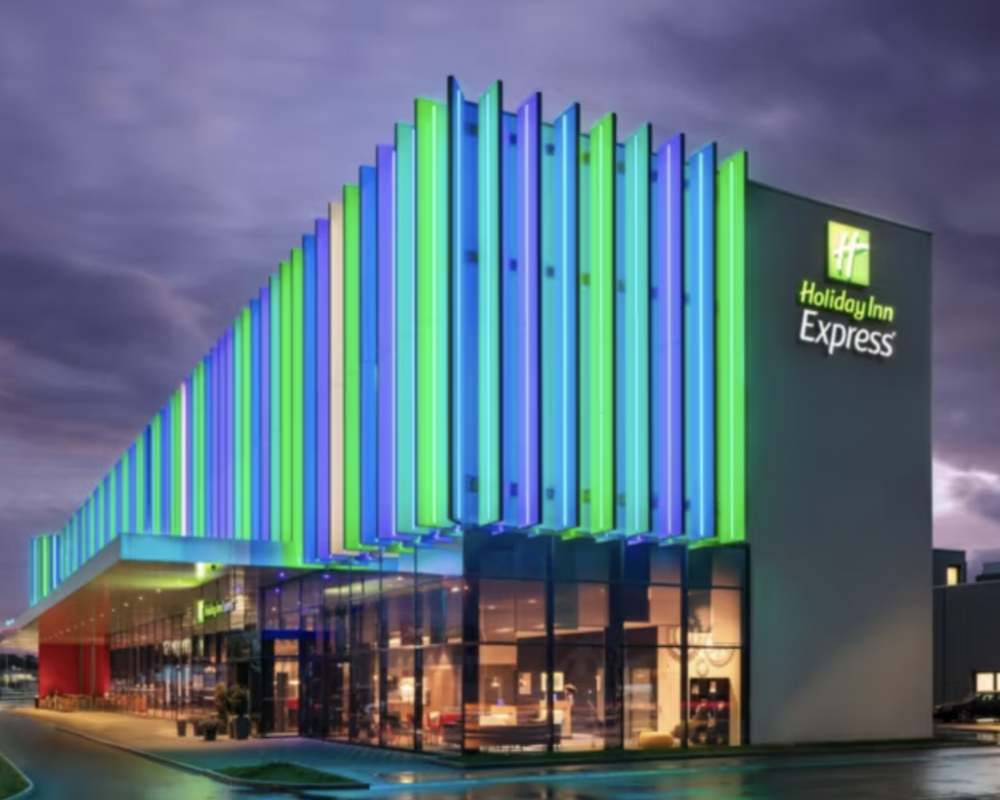 Lit up exterior of the Holiday Inn Express Aarburg - Oftringen.