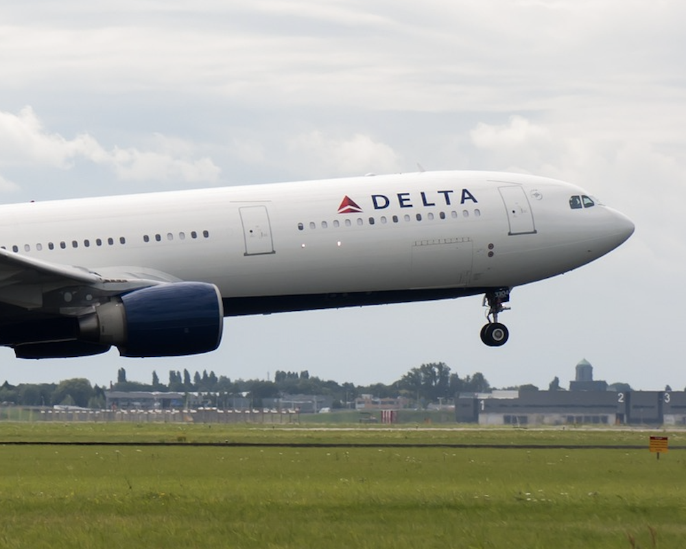Delta A330 jet landing.
