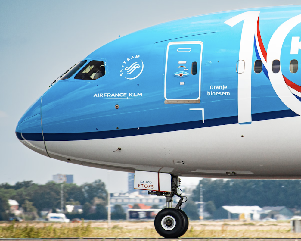 KLM 787 taxiing at AMS.