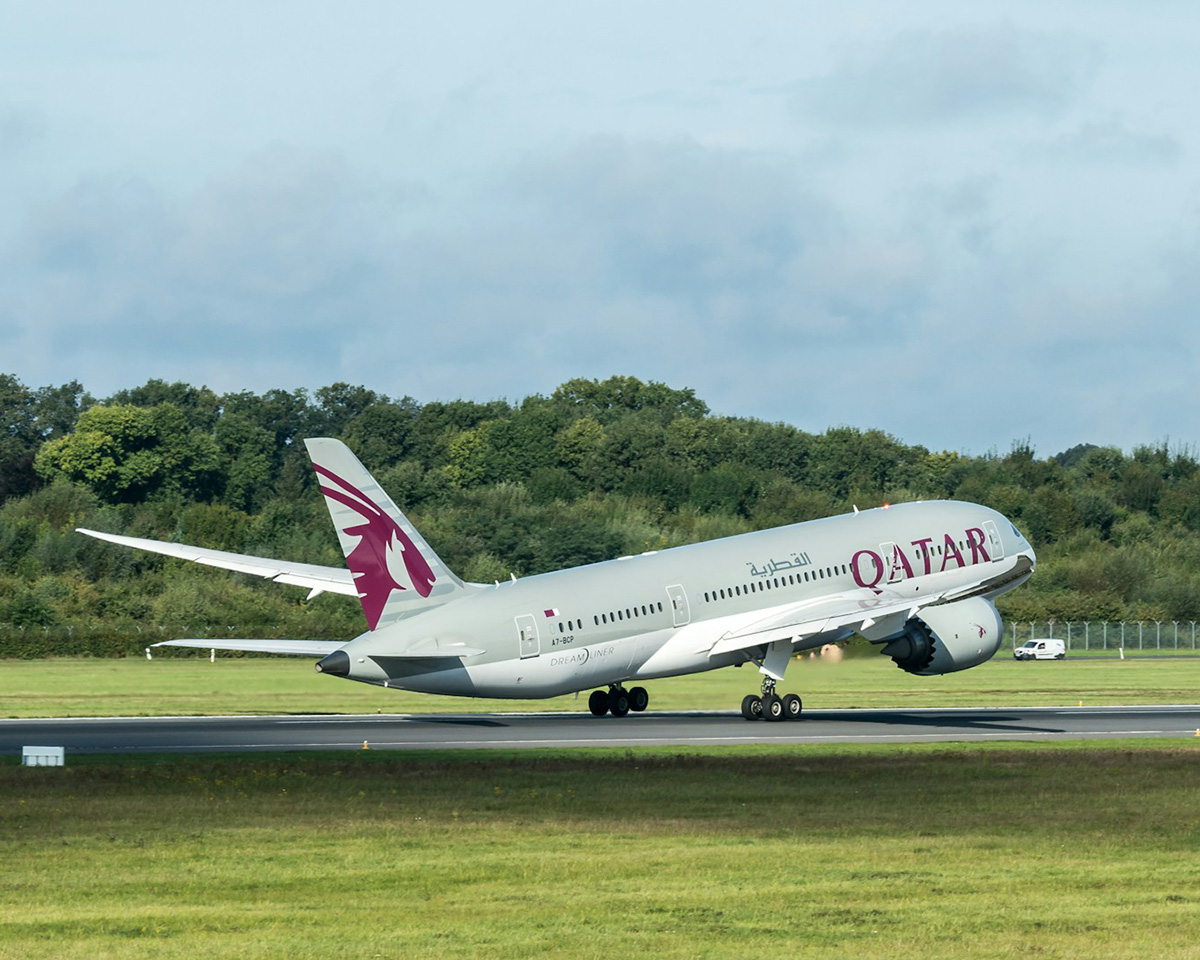 Qatar Airways Dreamliner taking off in Hamburg-