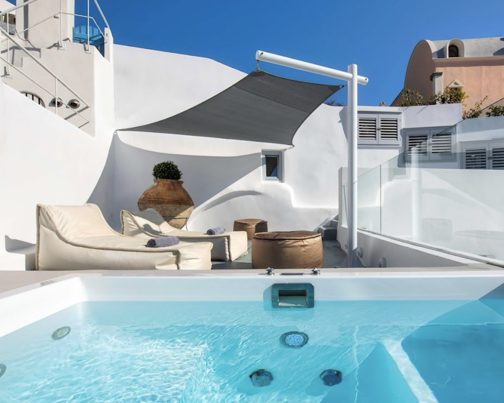 Pool/Room view at Hill Suites, Fira