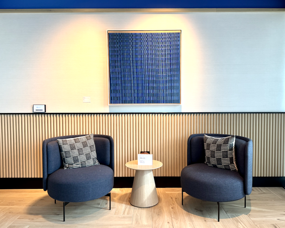 Chase Sapphire Lounge PHL seating area.