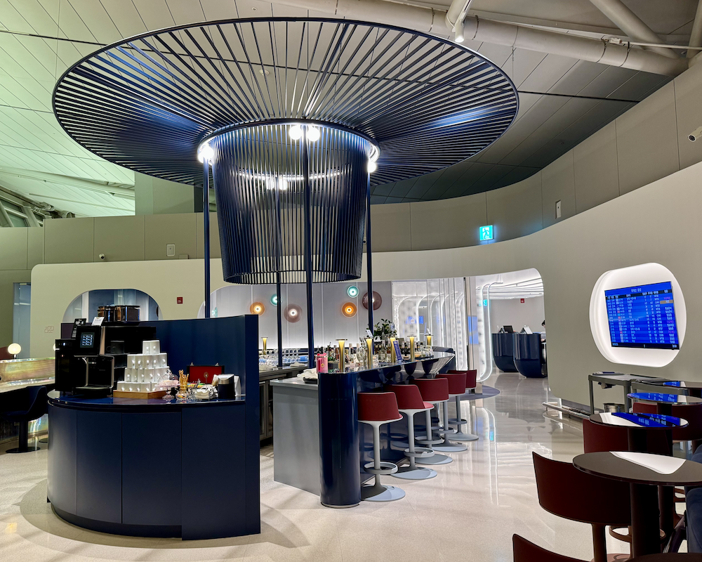 Bar area at the Oneworld Lounge at ICN.