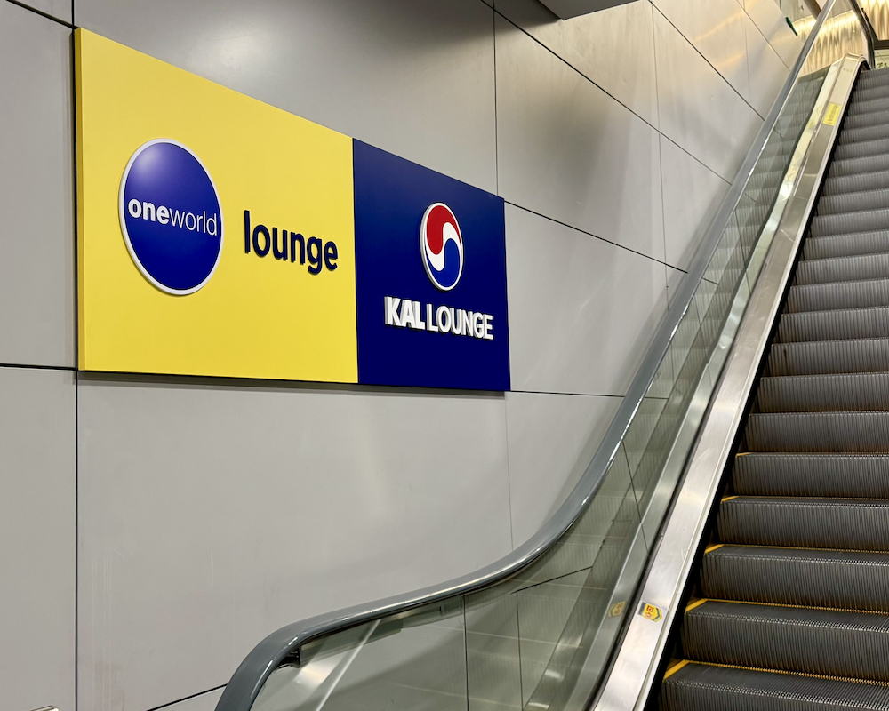 Escalator to get to the Oneworld Lounge at ICN.