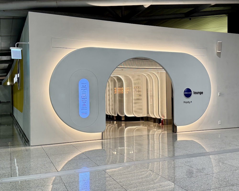 Entry way to the Oneworld Lounge at ICN.