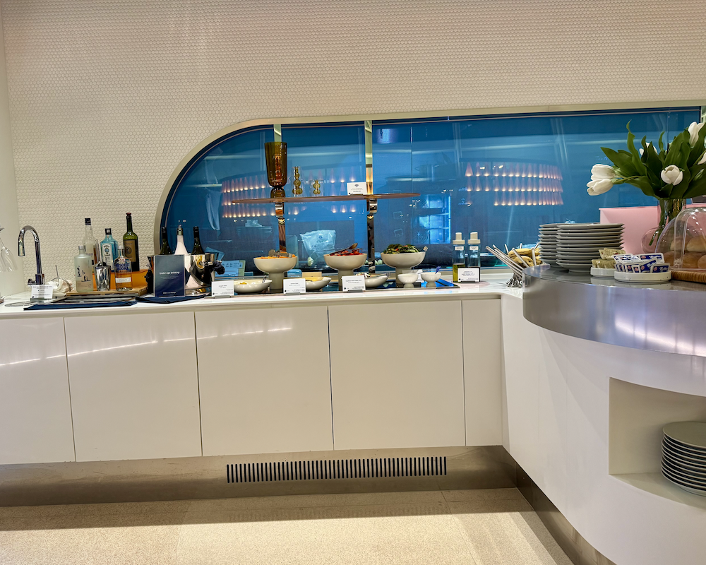 Dining area at the Oneworld Lounge at ICN.