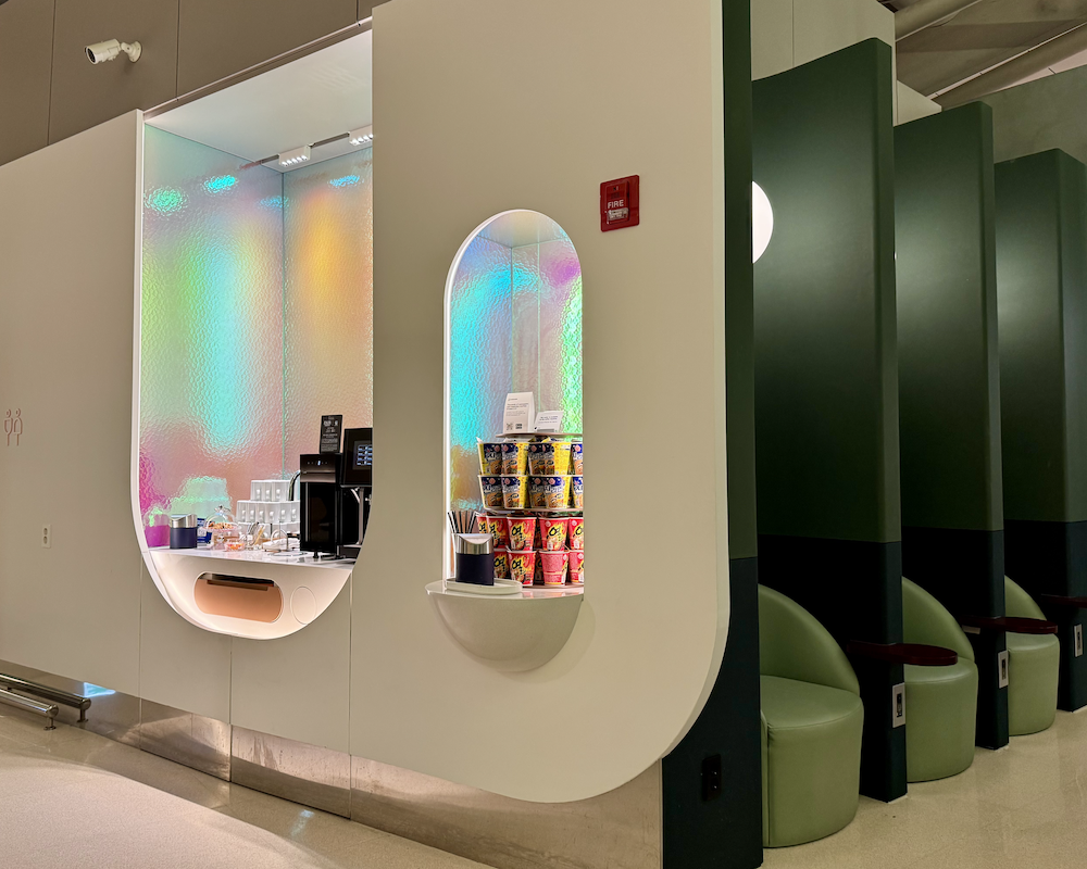 Snack bar and seating at the Oneworld Lounge at ICN.