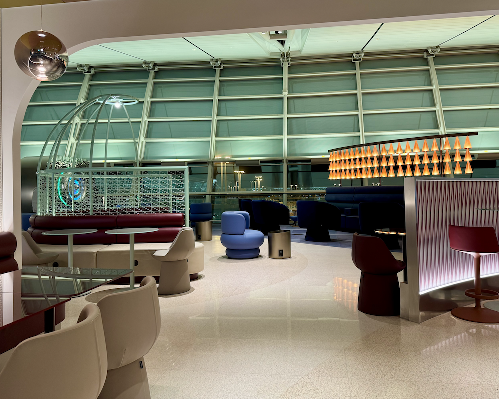 Main area/seating room at the Oneworld Lounge at ICN.