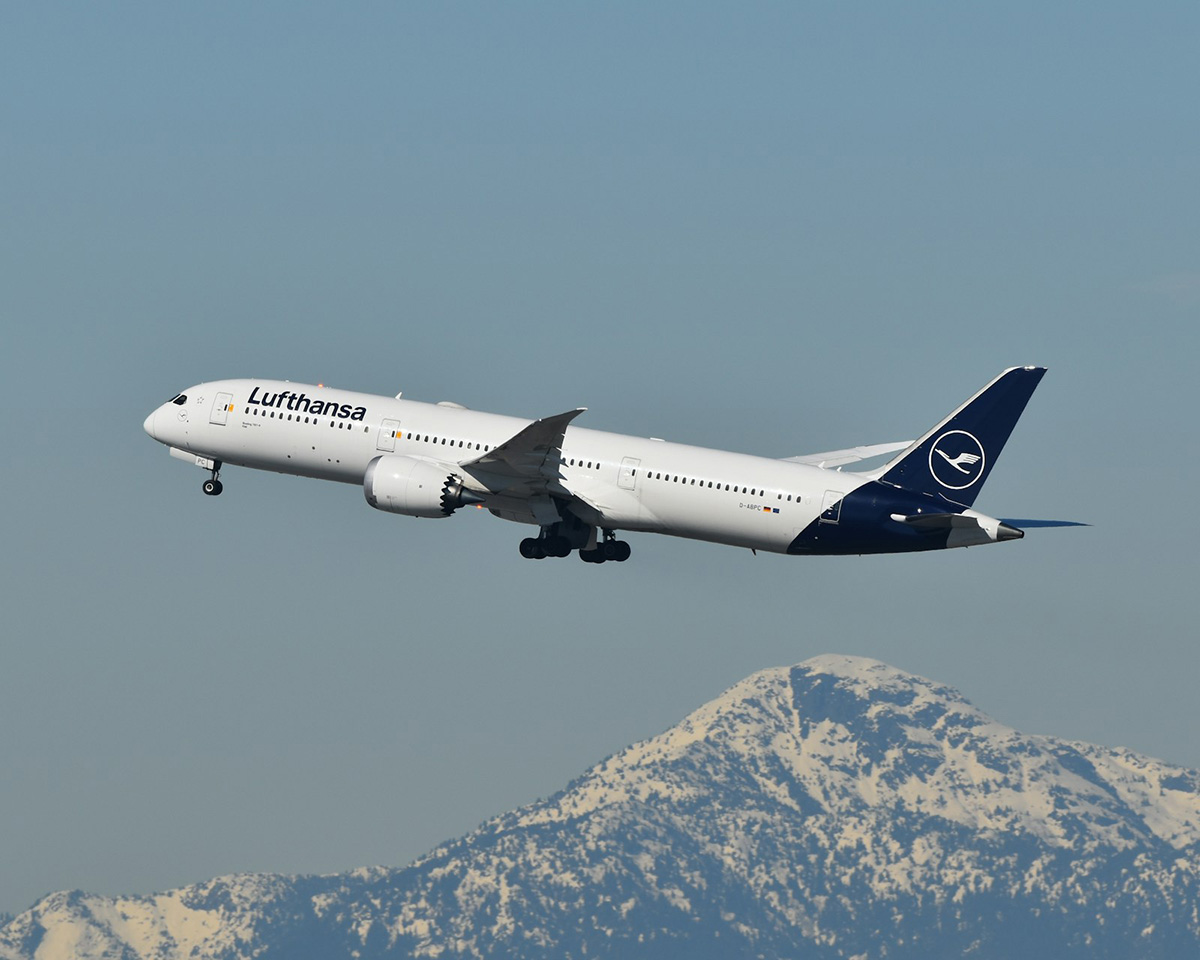 Lufthansa Boeing 787 climbing after take off-