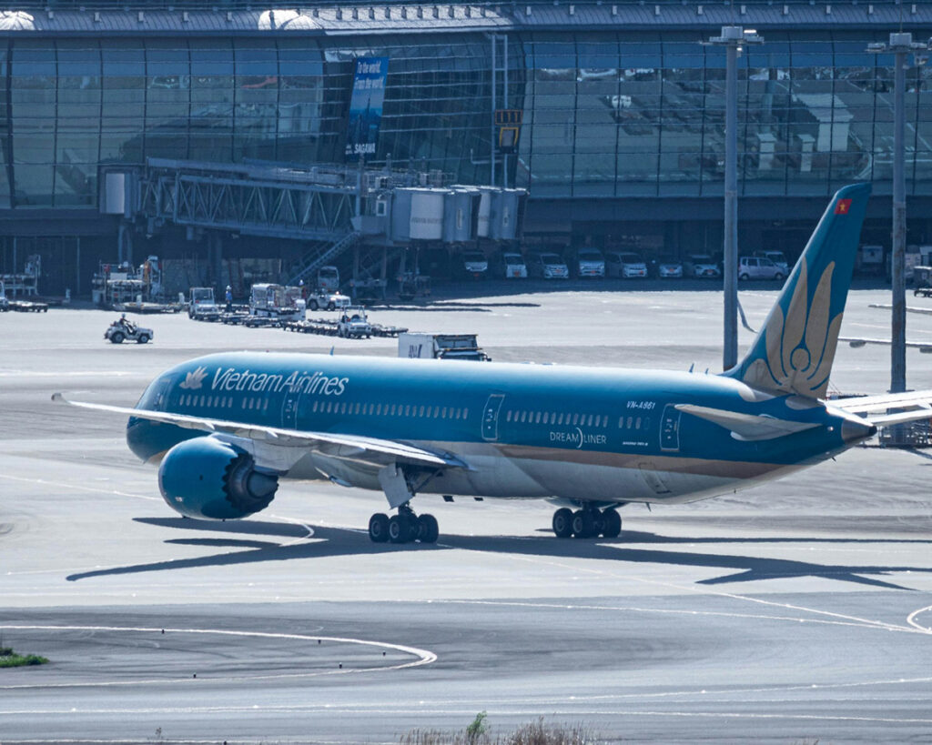 Vietnam Airlines Boeing 787 Dreamliner taxing