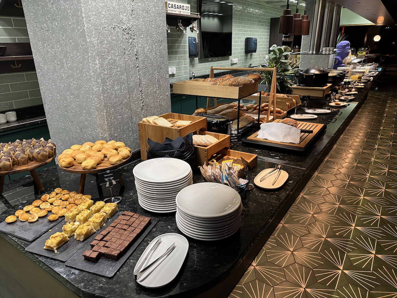 Photo of extensive hotel breakfast buffet