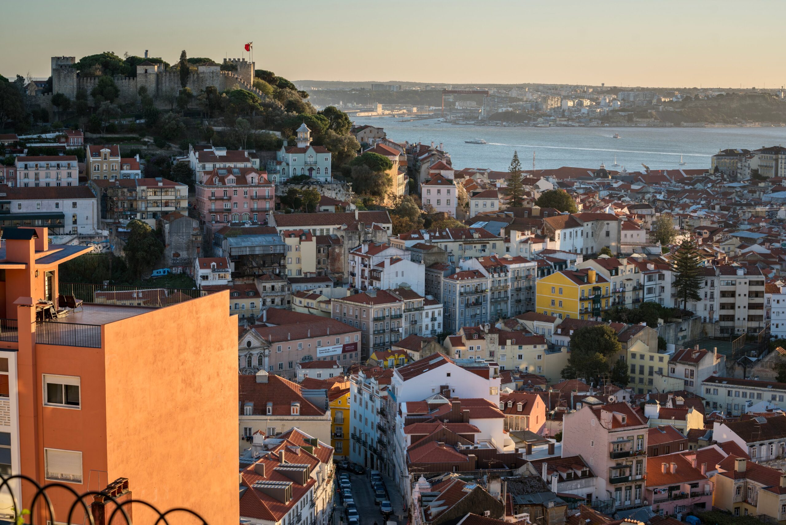 A photo of a hillside in Lisbon