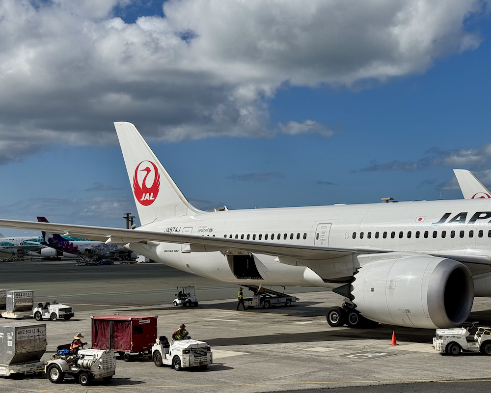 Japan Airlines 787 at HNL.