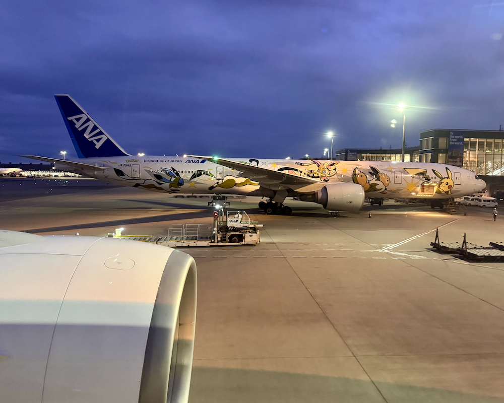 Japan Airlines 777 parked at HND.