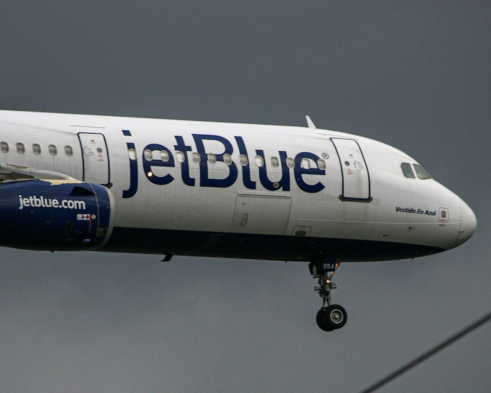 Jetblue A321 on final for runway 22L after its flight from Tampa, Florida