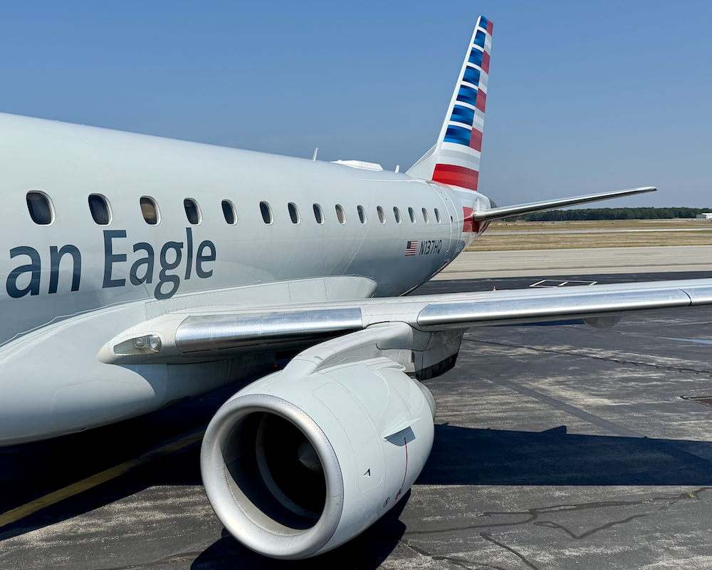 Side view of an American Airlines E175.
