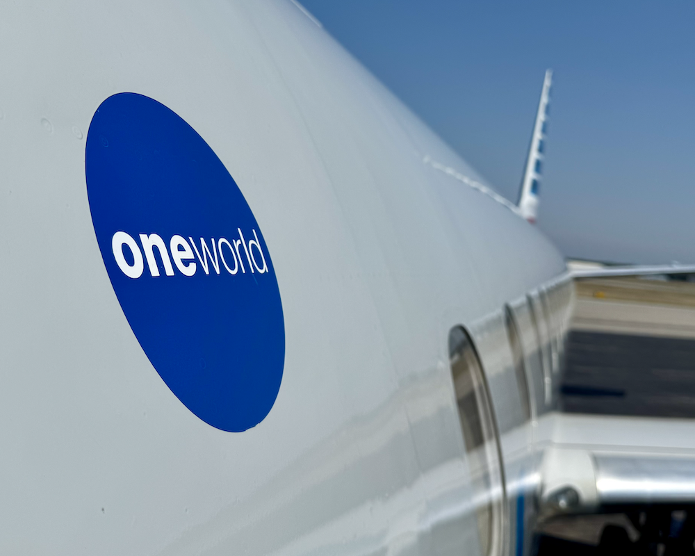 Side view of an American Airlines E175 and its Oneworld emblem.
