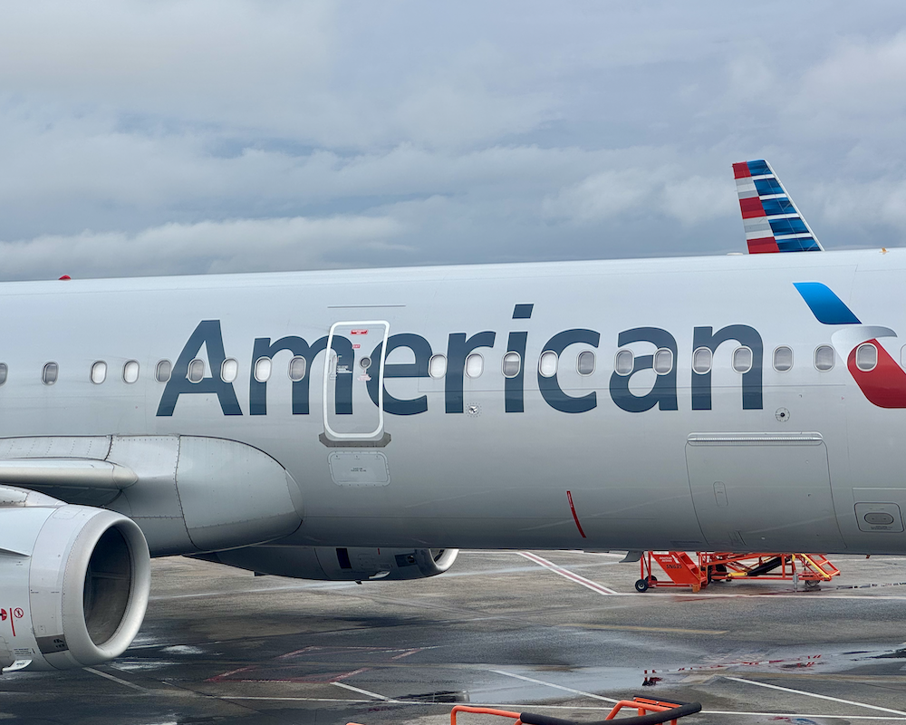 American Airlines A321 side view.
