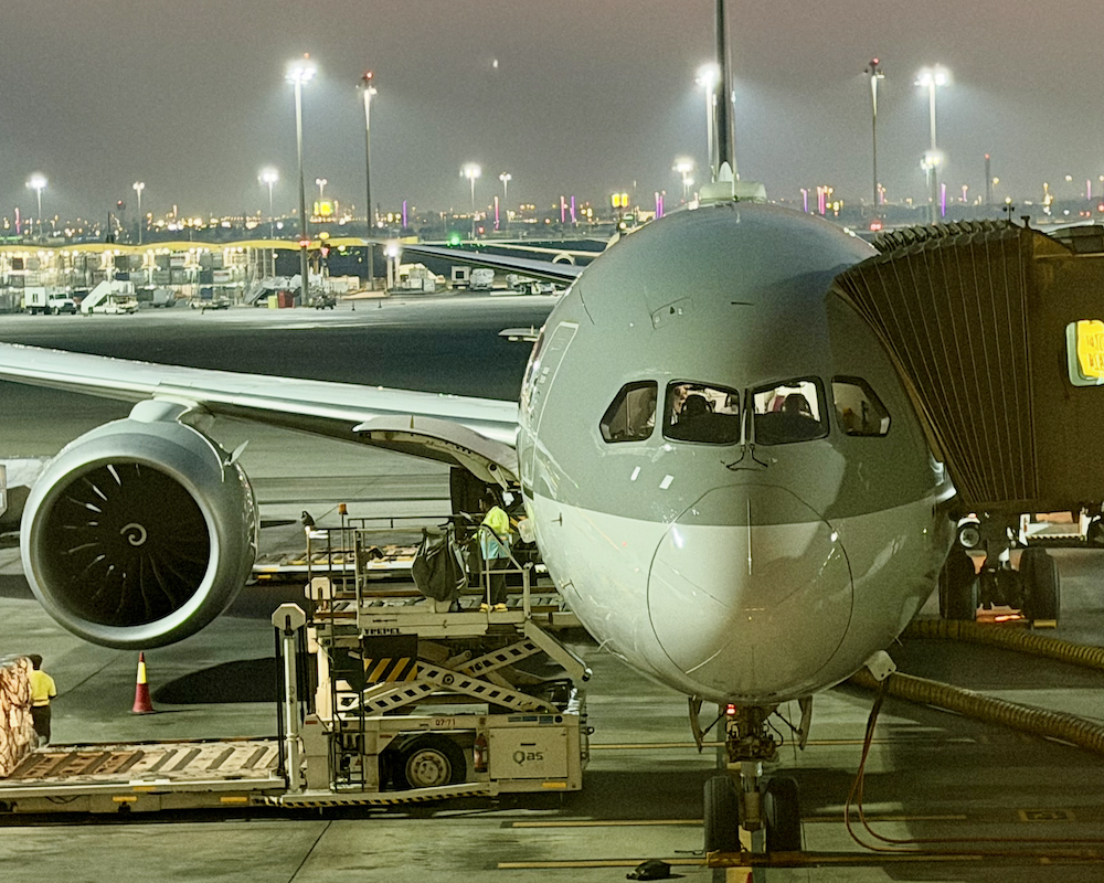 Qatar Airways 787-9 at night.