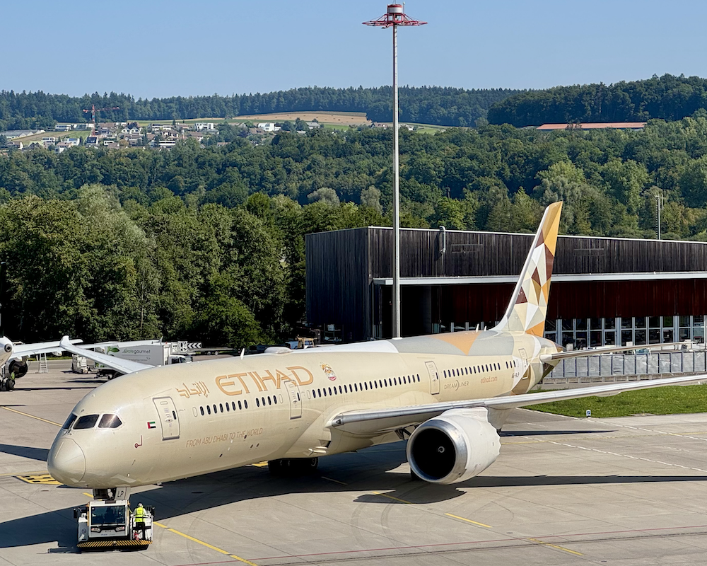 Side-view of an Etihad 787 at ZRH.